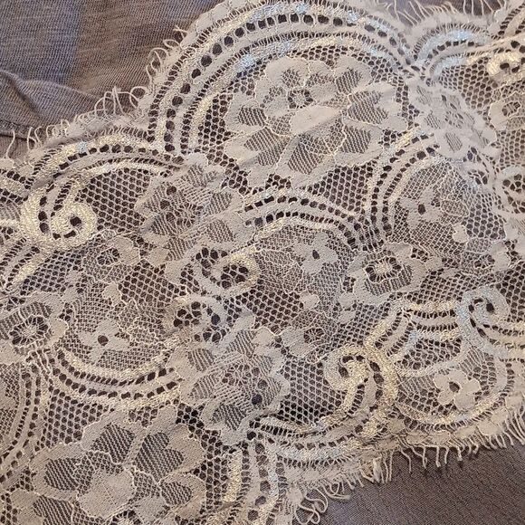 Logo Lori Goldstein Lavender  and Lace Top. - Picture 9 of 9